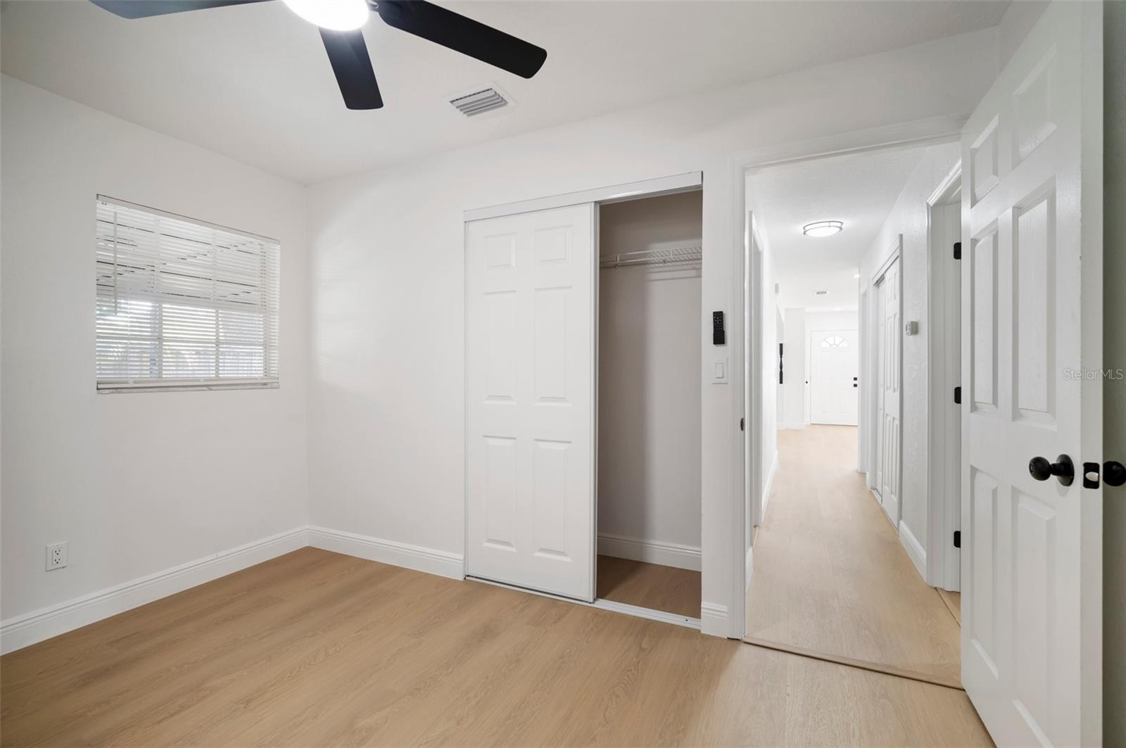 Listing photo id 24 for 5405 Sellas Street