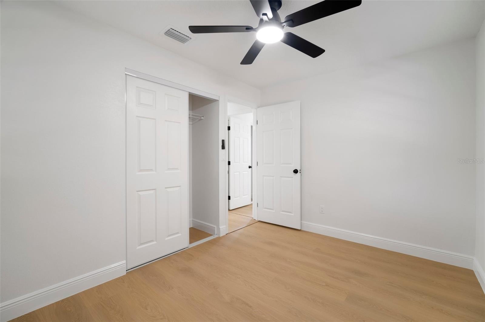 Listing photo id 25 for 5405 Sellas Street