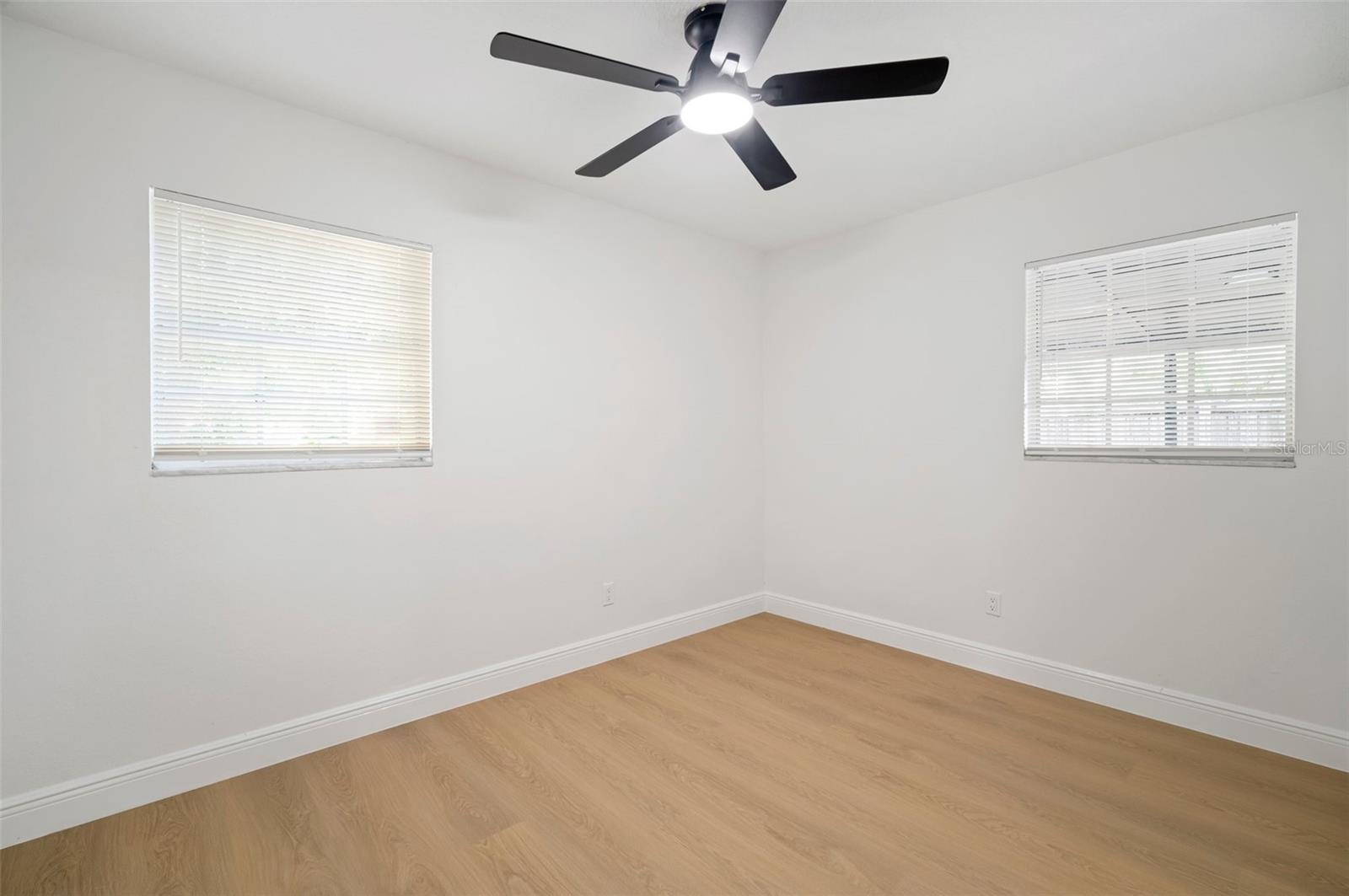 Listing photo id 26 for 5405 Sellas Street
