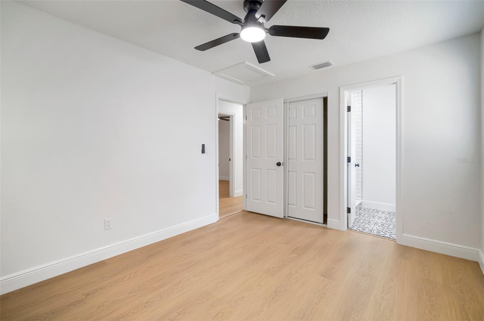Listing photo id 29 for 5405 Sellas Street