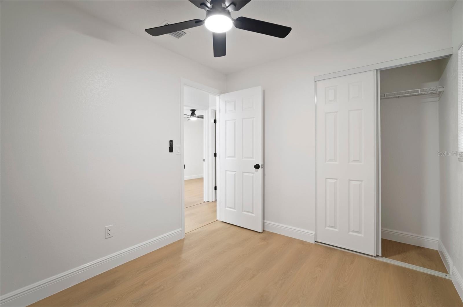 Listing photo id 30 for 5405 Sellas Street