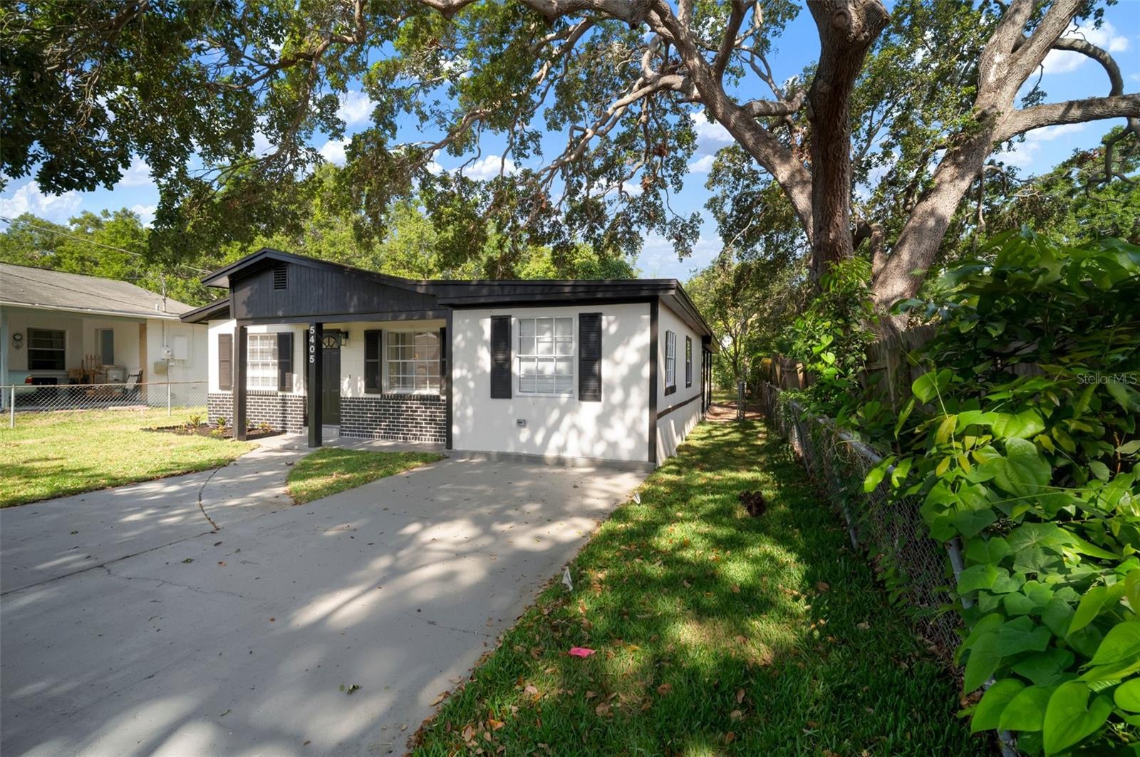Listing photo id 31 for 5405 Sellas Street