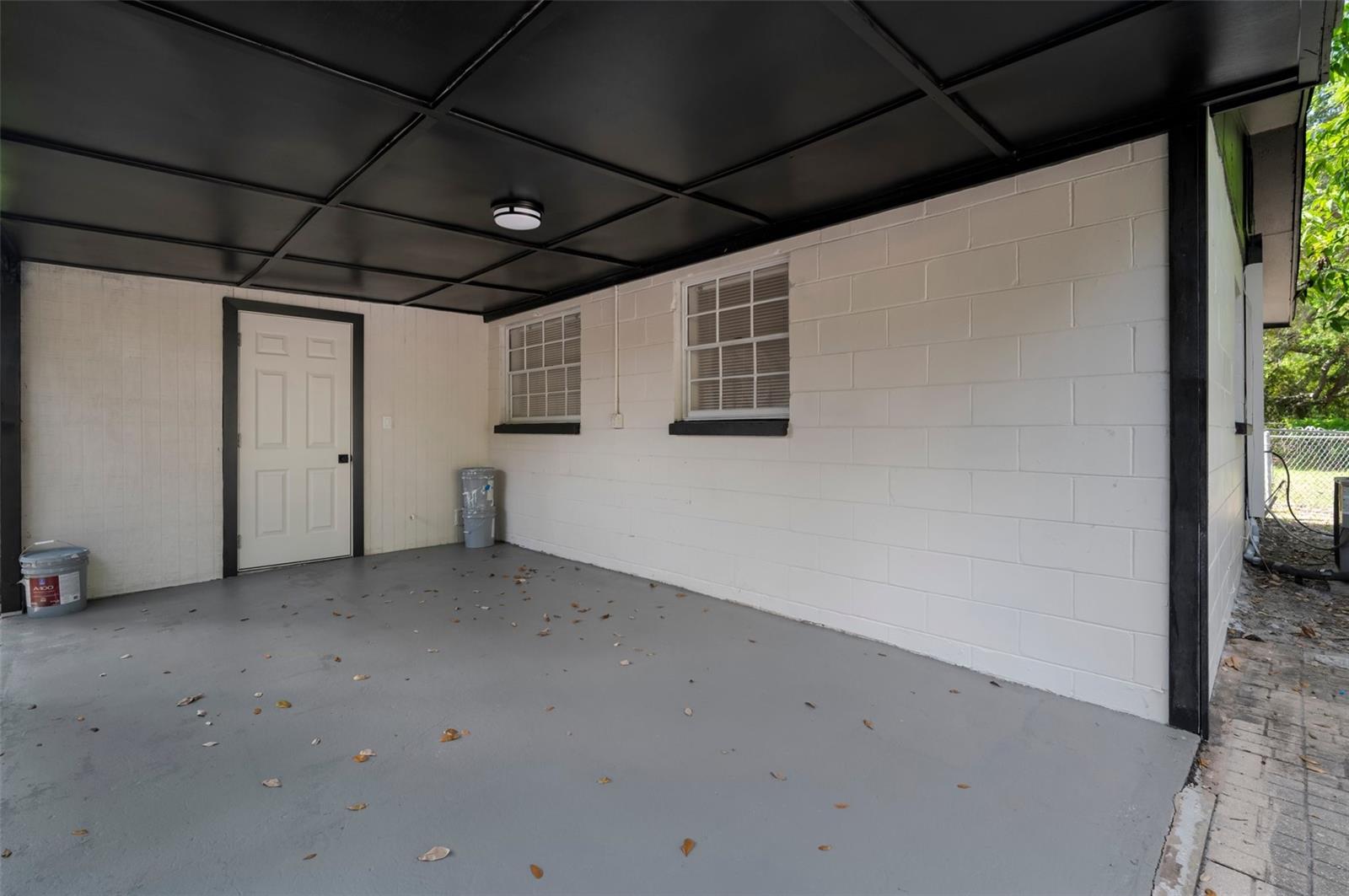 Listing photo id 32 for 5405 Sellas Street