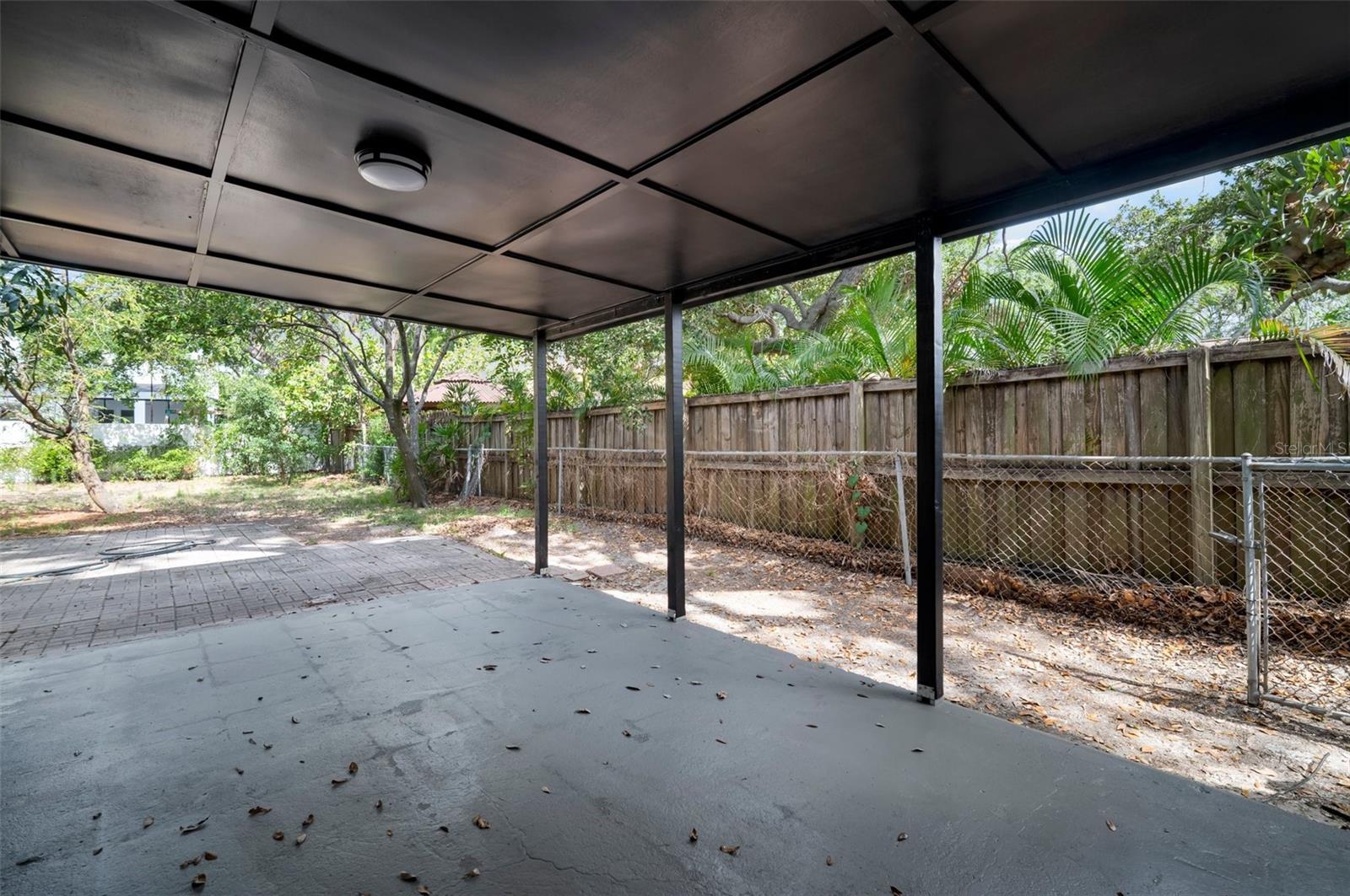 Listing photo id 33 for 5405 Sellas Street
