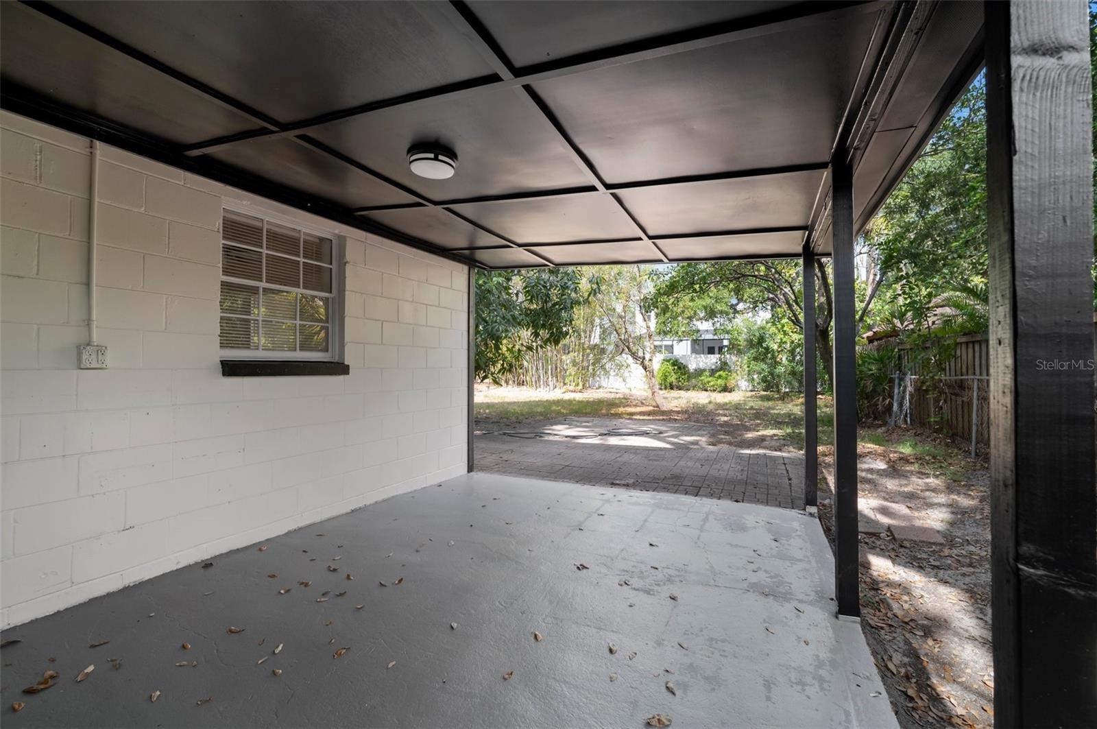 Listing photo id 34 for 5405 Sellas Street