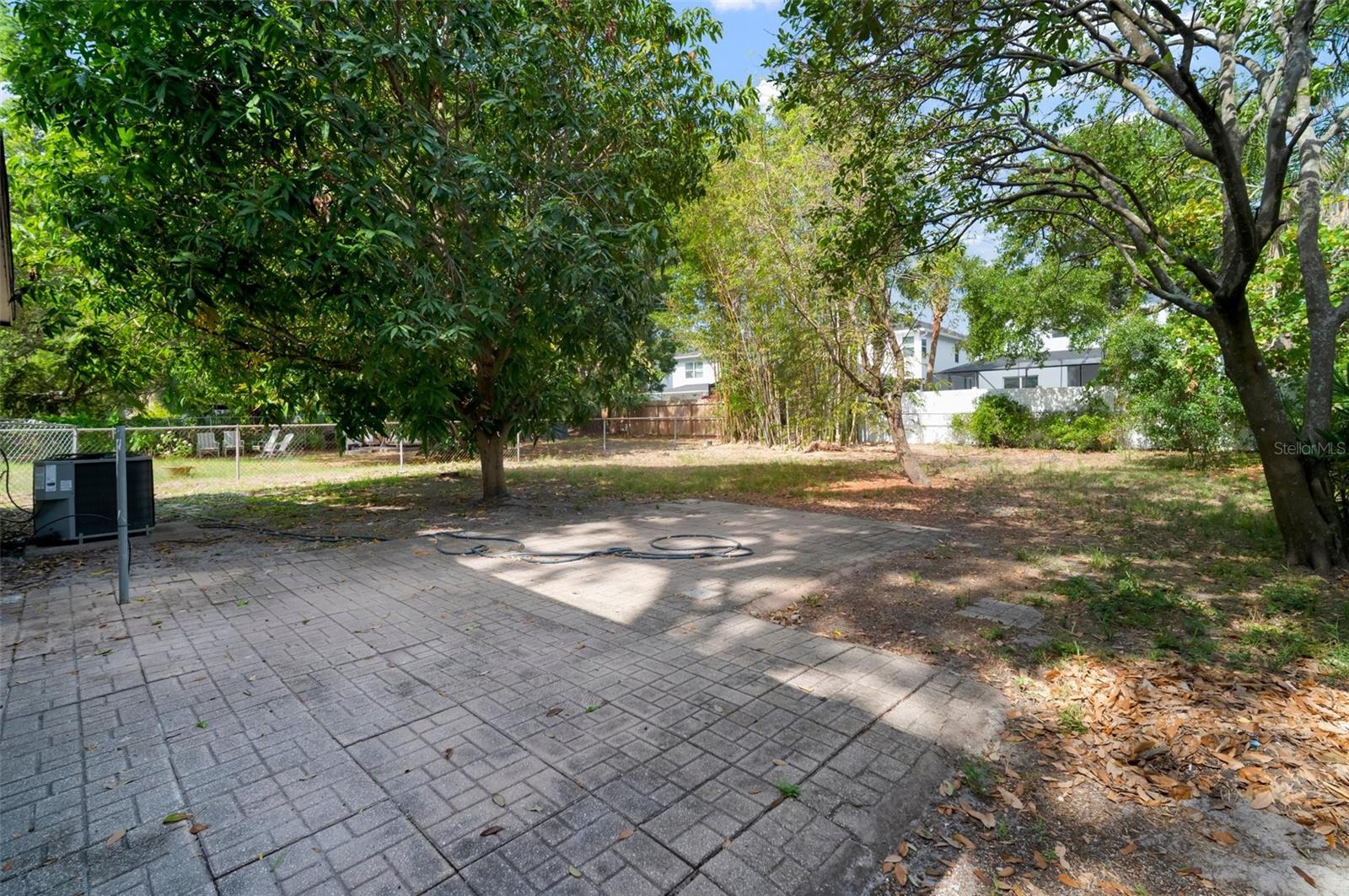 Listing photo id 37 for 5405 Sellas Street