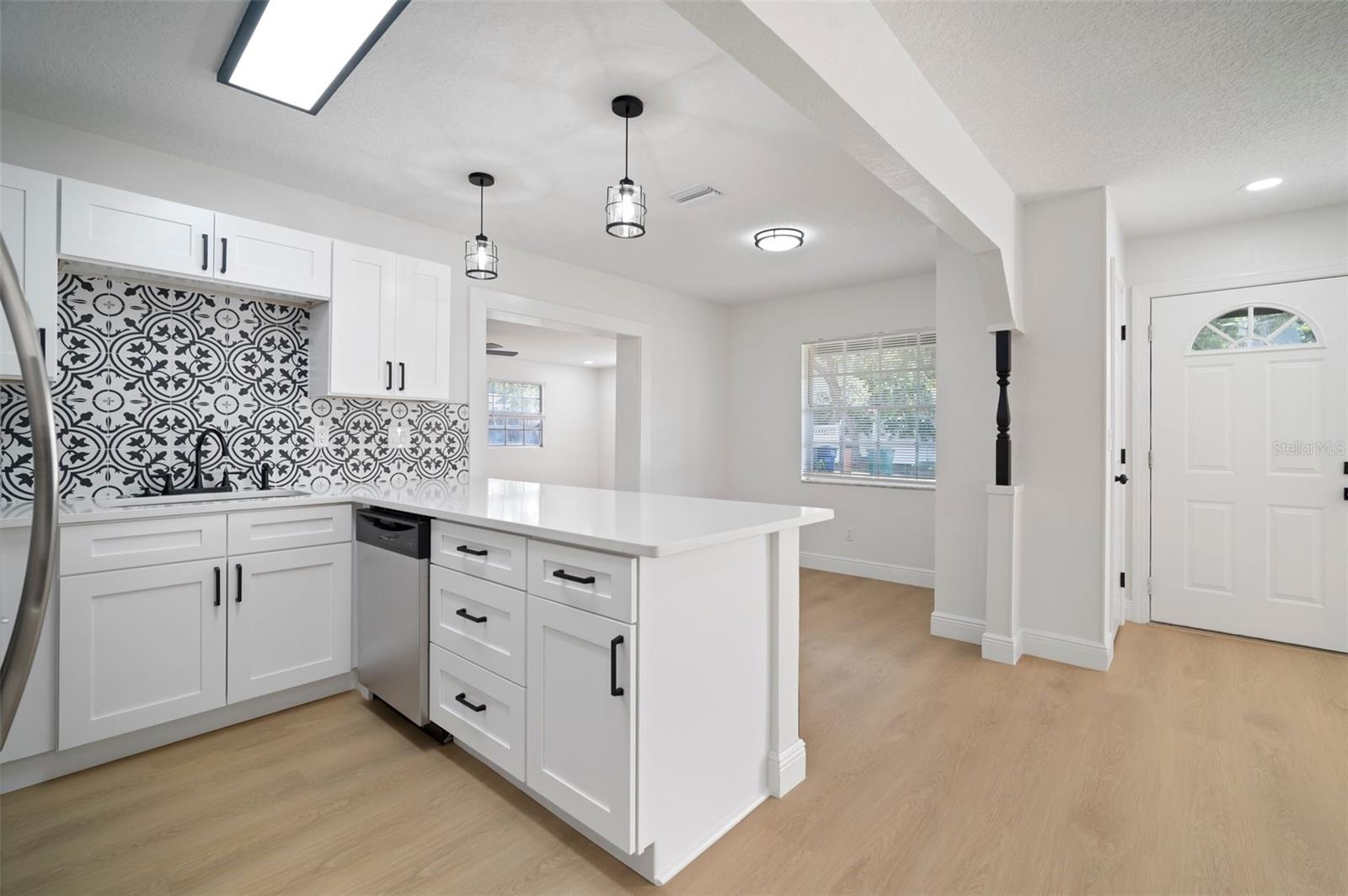Listing photo id 3 for 5405 Sellas Street