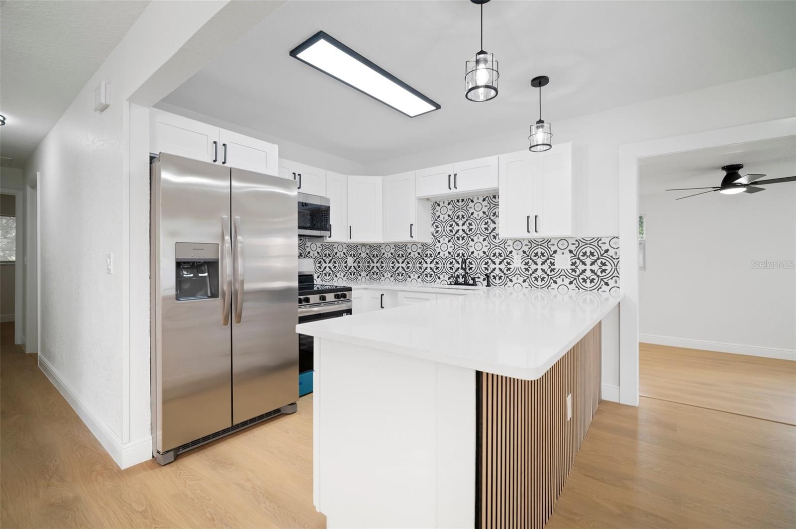 Listing photo id 4 for 5405 Sellas Street