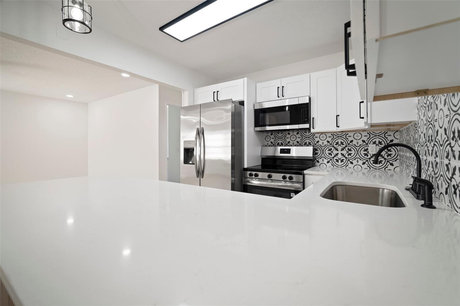 Listing photo id 5 for 5405 Sellas Street