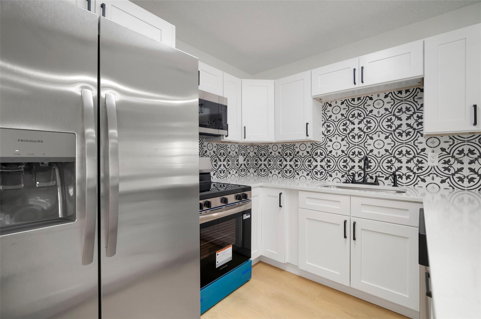 Listing photo id 6 for 5405 Sellas Street