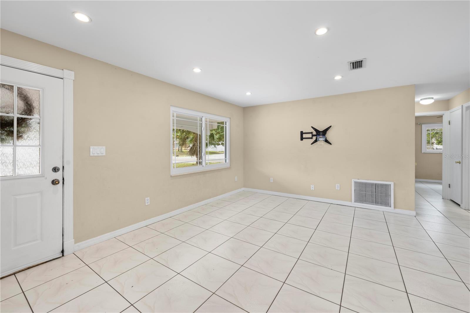 Listing photo id 9 for 1569 Larkin Road