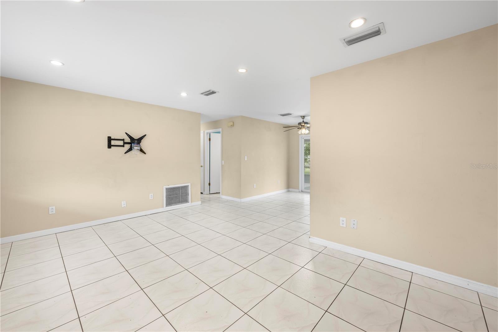 Listing photo id 6 for 1569 Larkin Road