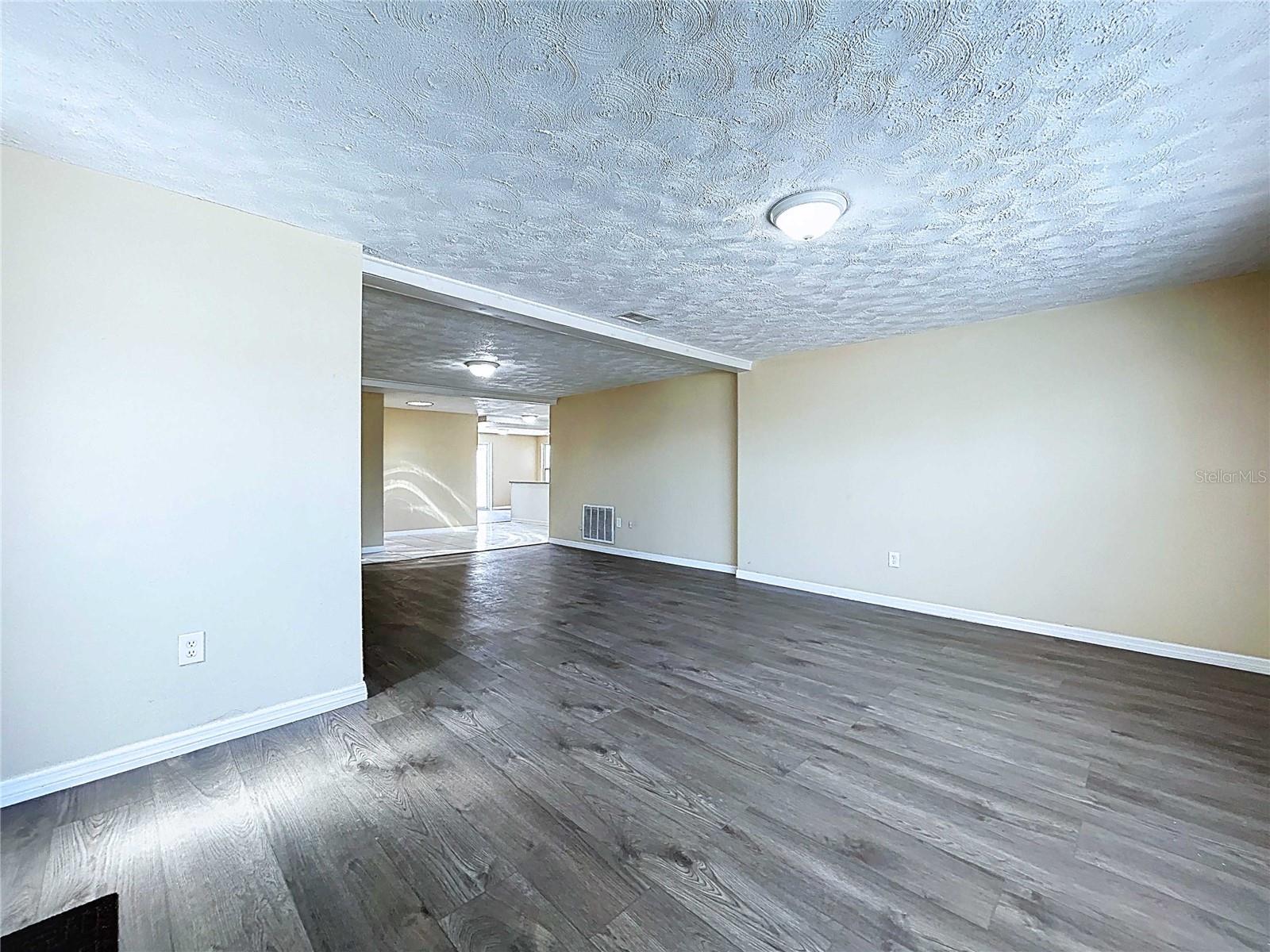 Listing photo id 9 for 5139 Victoria Lane