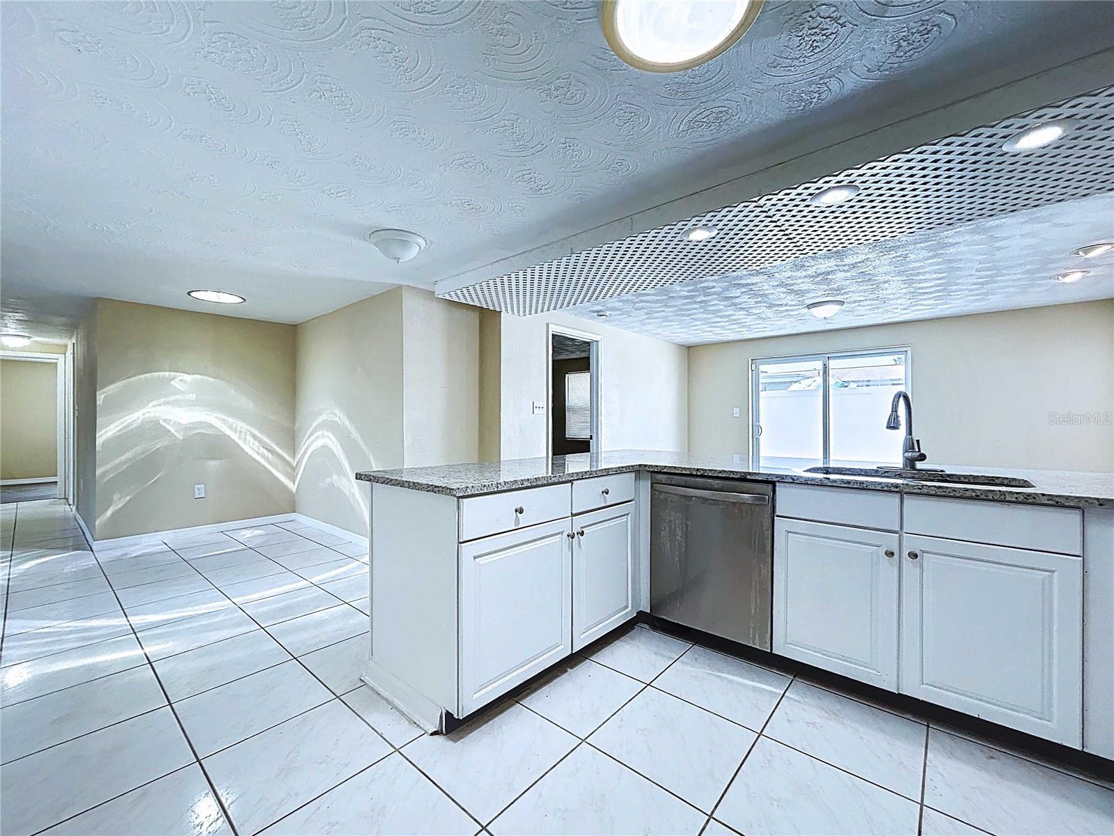 Listing photo id 10 for 5139 Victoria Lane