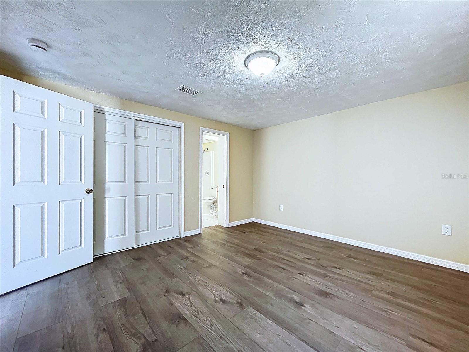 Listing photo id 11 for 5139 Victoria Lane