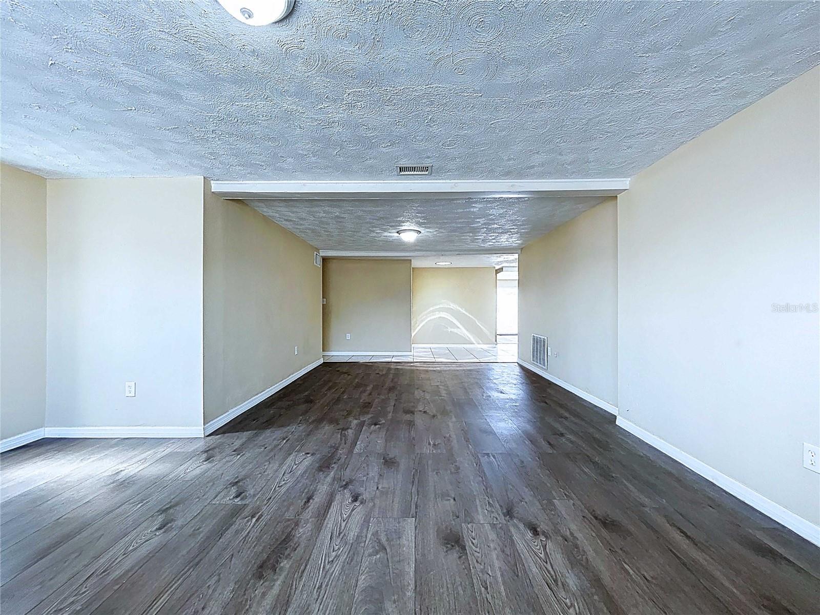 Listing photo id 12 for 5139 Victoria Lane