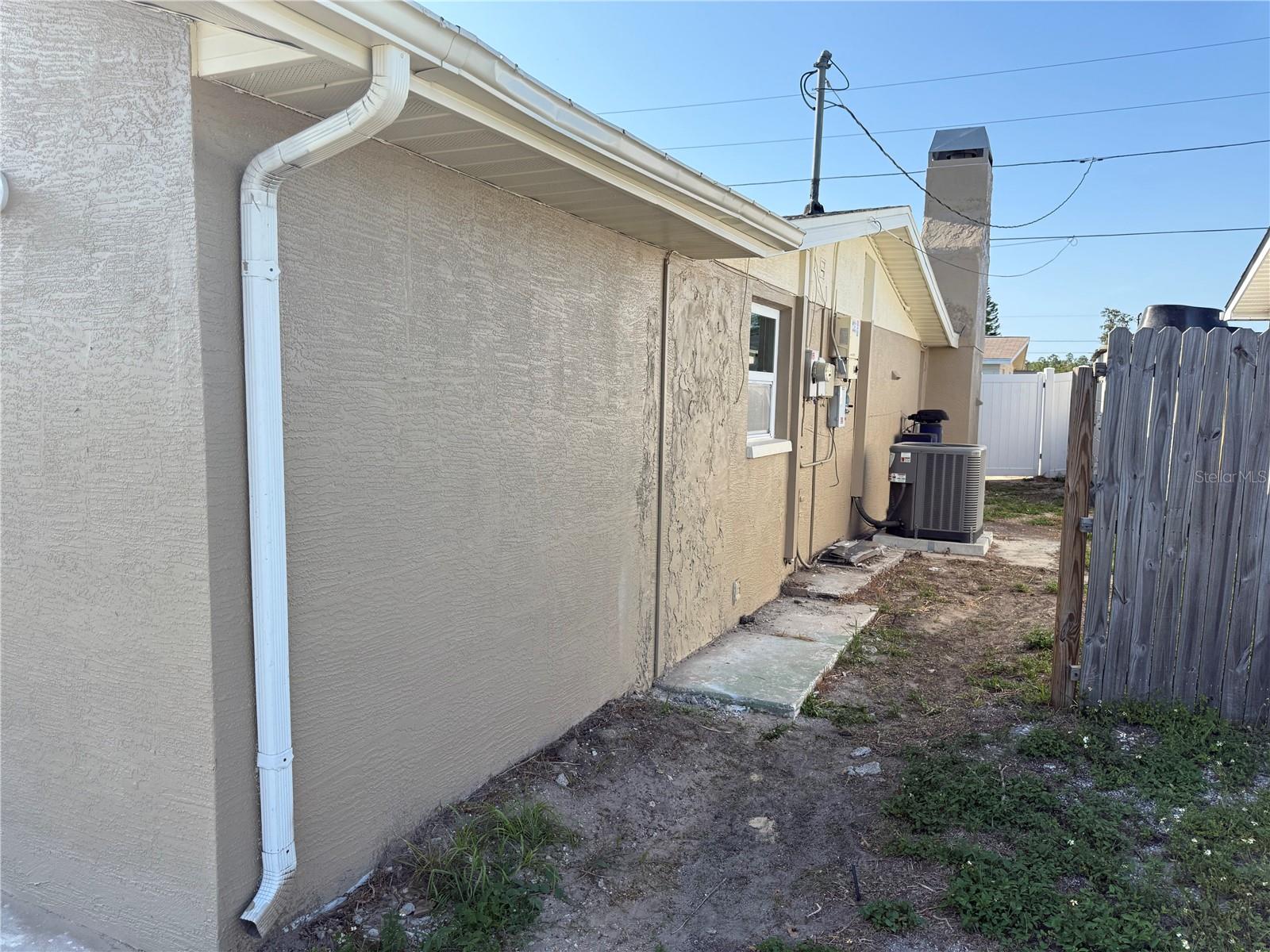 Listing photo id 23 for 5139 Victoria Lane