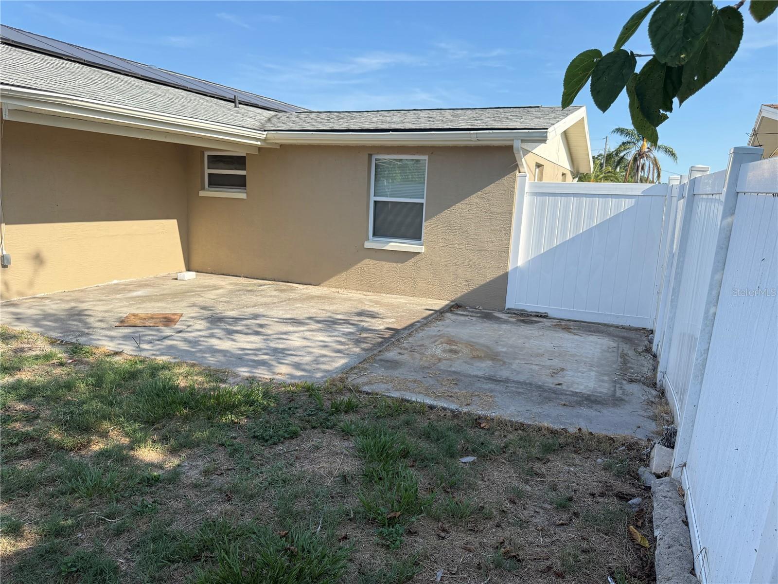 Listing photo id 25 for 5139 Victoria Lane