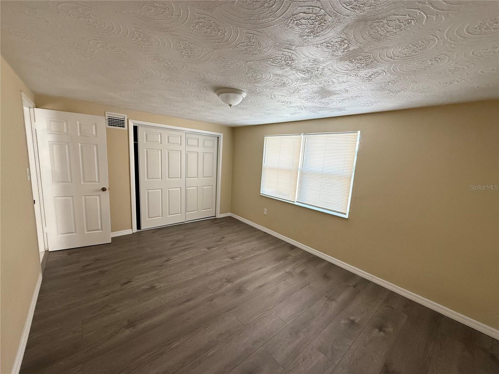Listing photo id 30 for 5139 Victoria Lane