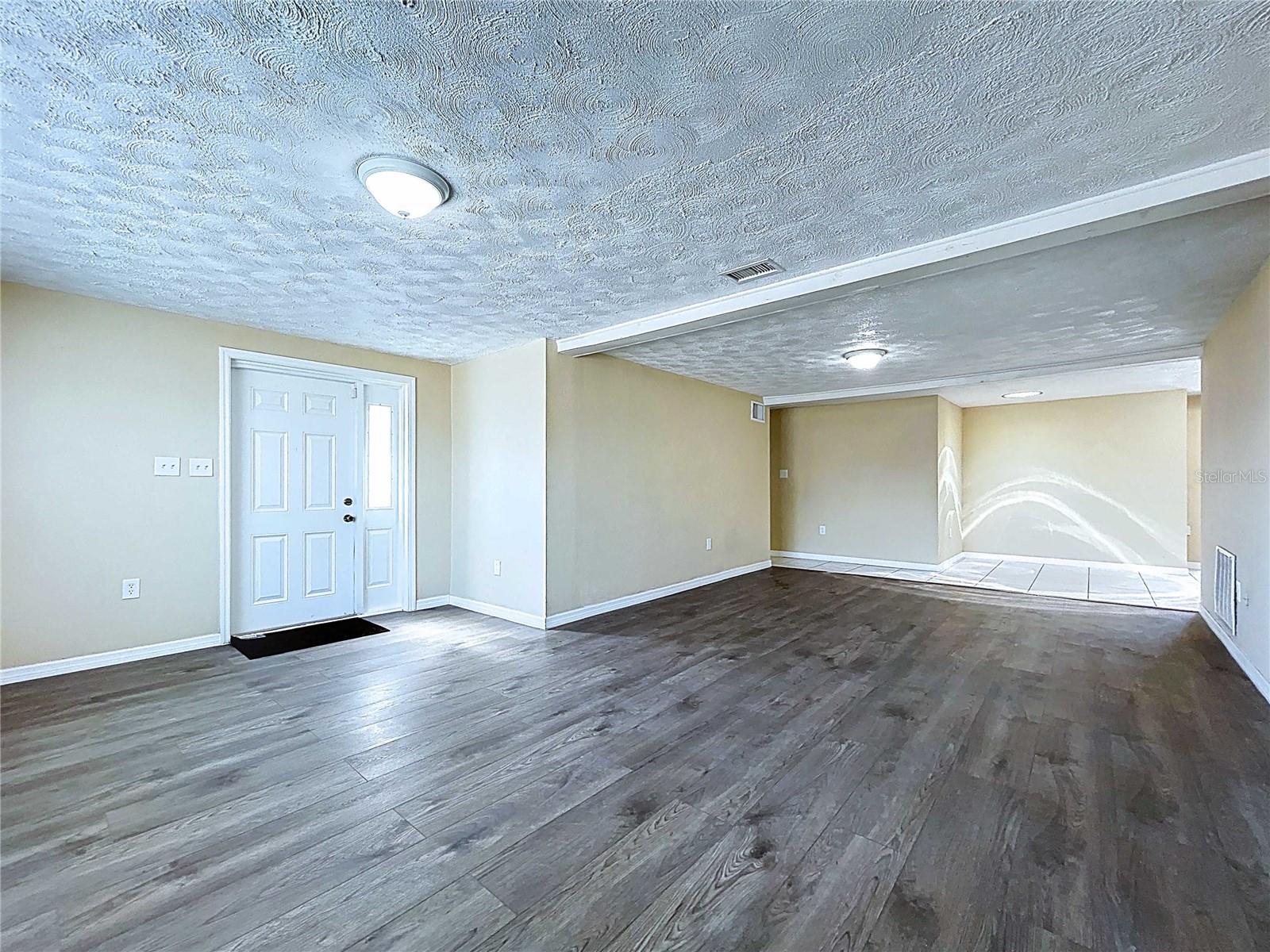 Listing photo id 2 for 5139 Victoria Lane
