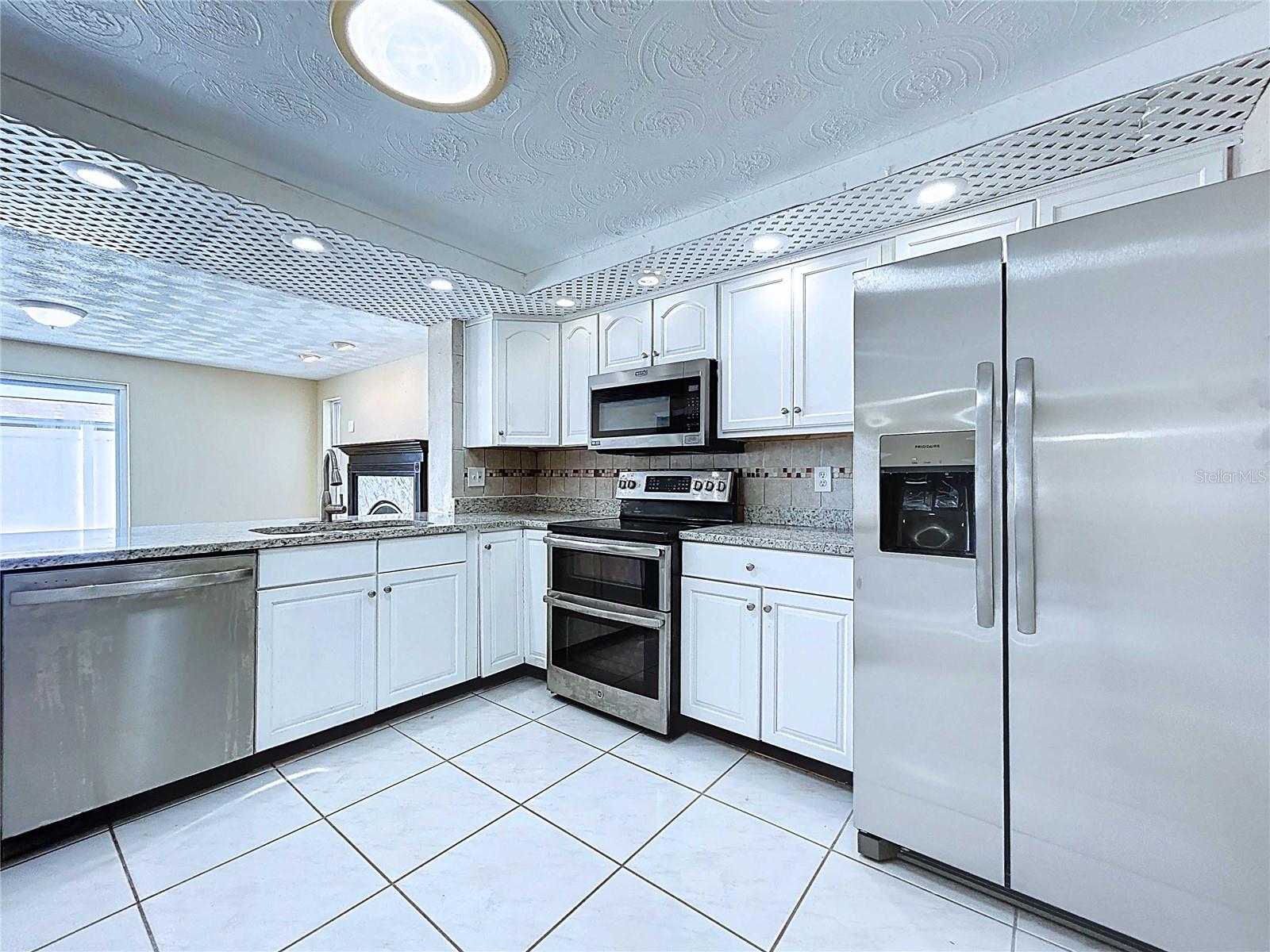 Listing photo id 3 for 5139 Victoria Lane