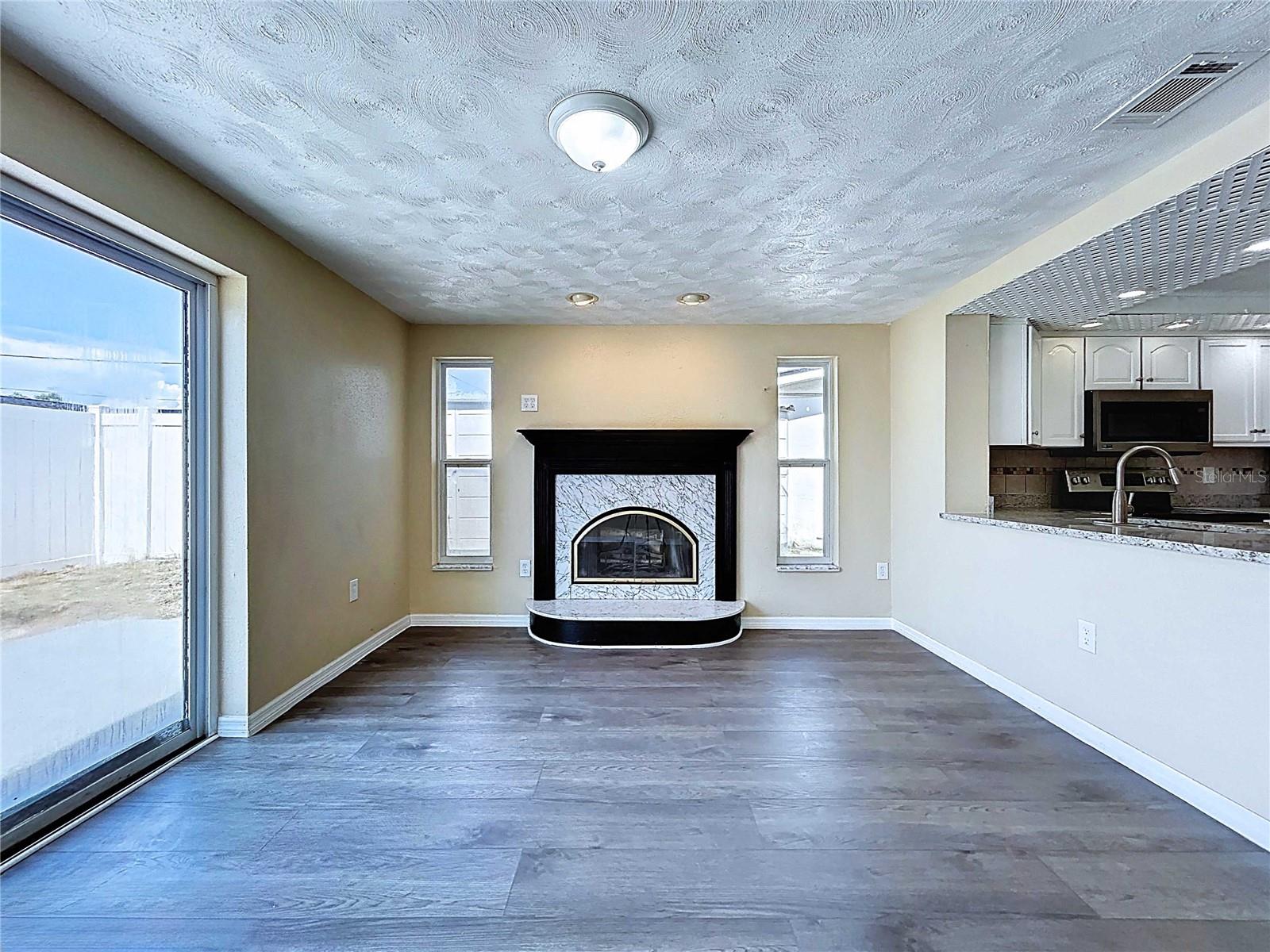 Listing photo id 4 for 5139 Victoria Lane