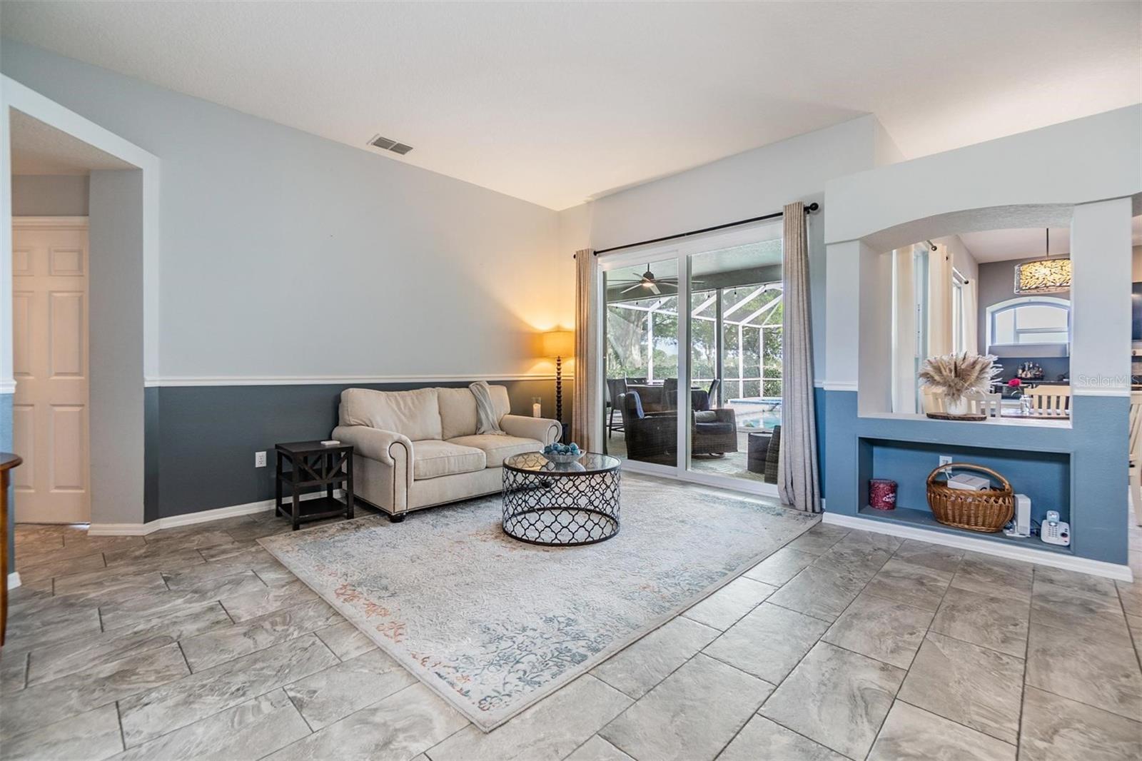 Listing photo id 11 for 2216 Eagle Bluff Drive