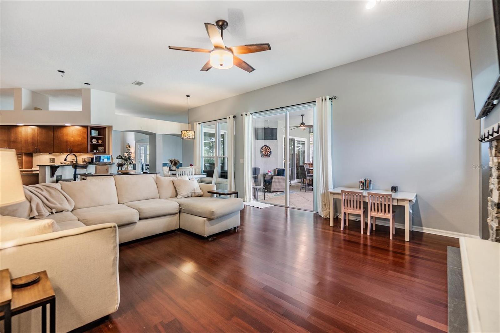 Listing photo id 15 for 2216 Eagle Bluff Drive