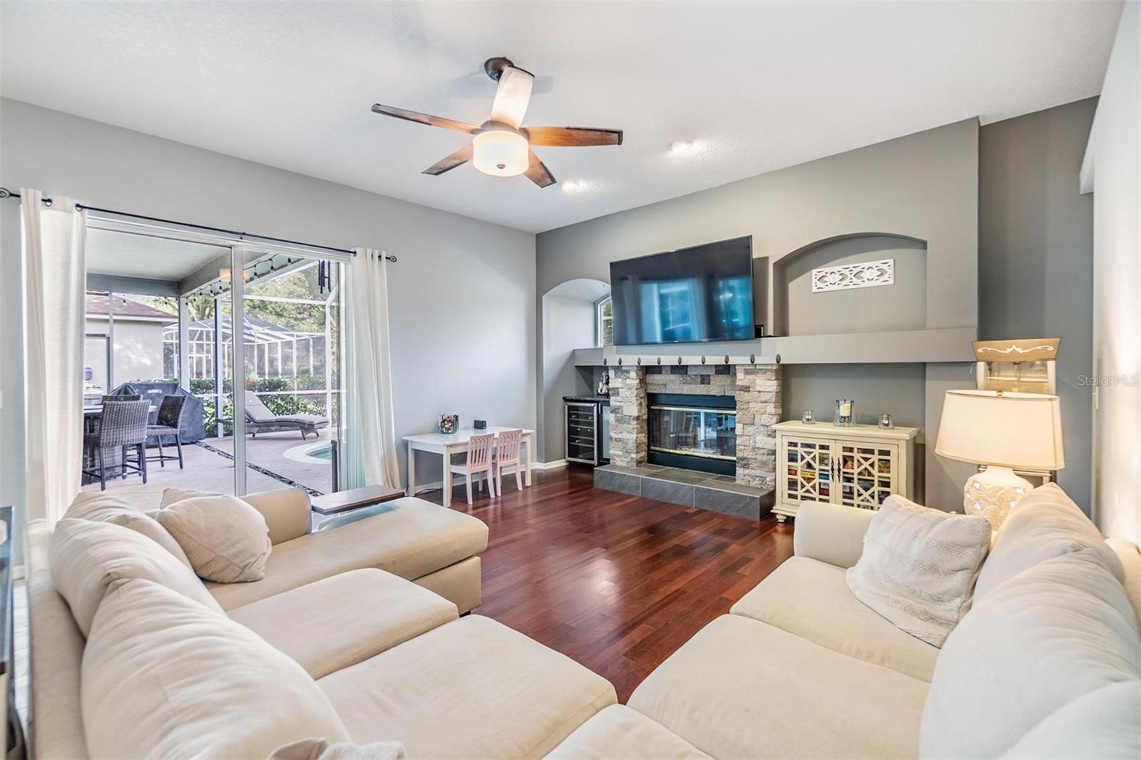 Listing photo id 17 for 2216 Eagle Bluff Drive