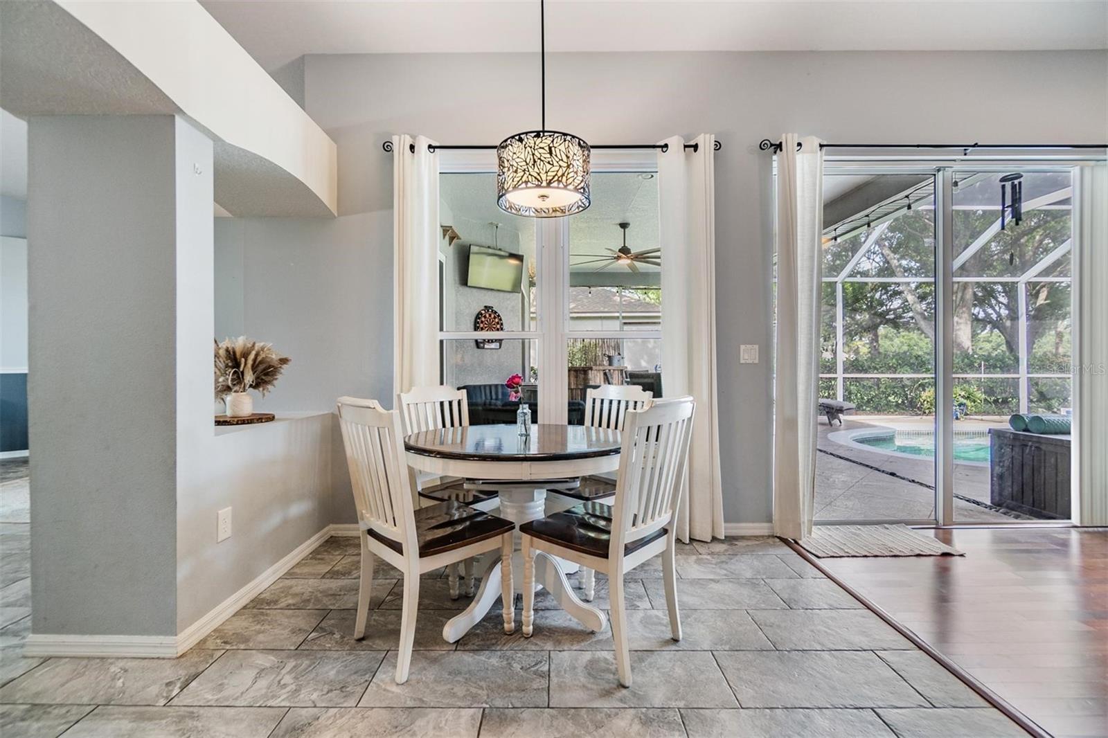 Listing photo id 18 for 2216 Eagle Bluff Drive