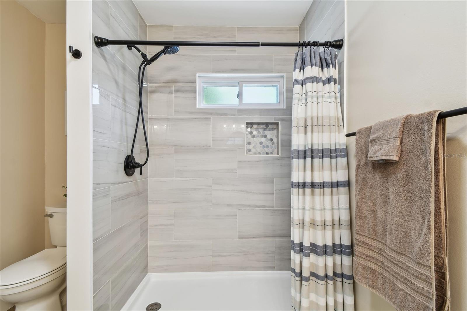 Image 11 of 32 For 1529 Essex Drive N