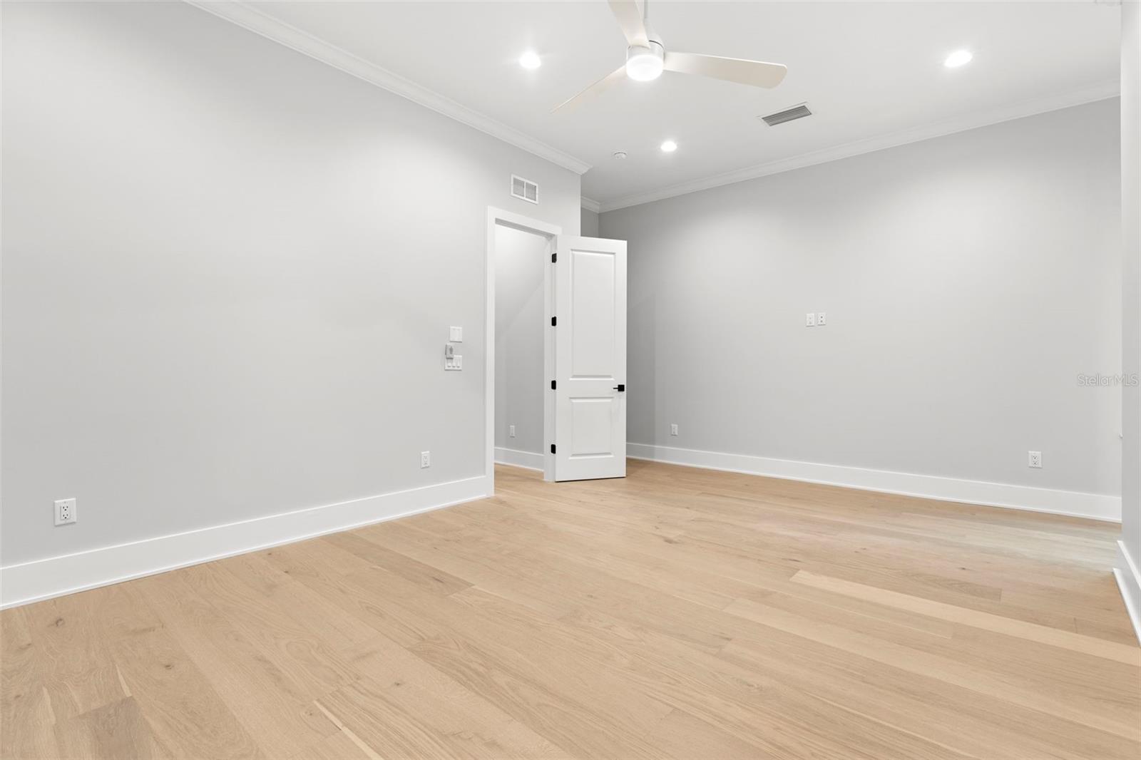 Image 10 of 34 For 218 Hesperides Street N