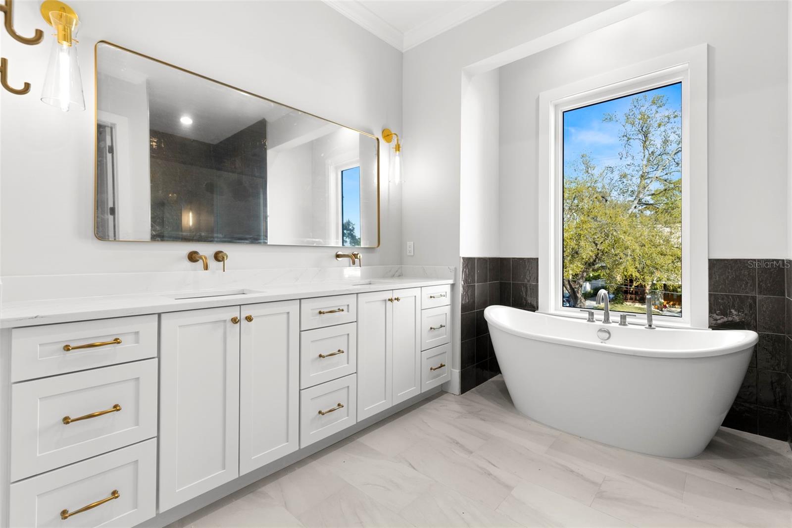 Image 13 of 34 For 218 Hesperides Street N