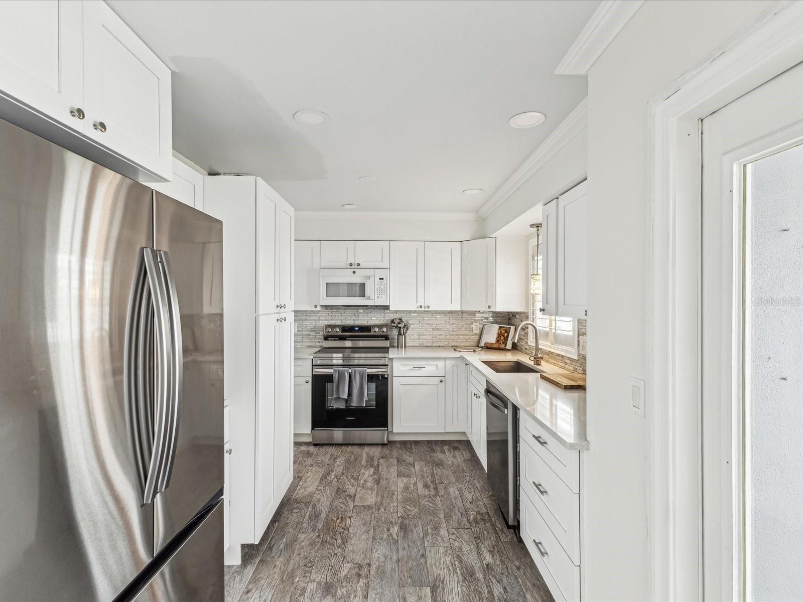 Listing photo id 15 for 464 20th Avenue