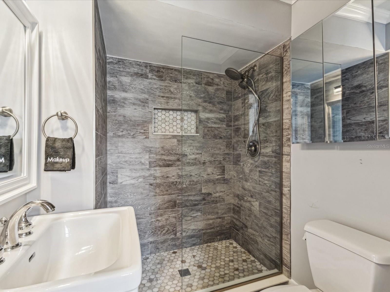 Listing photo id 18 for 464 20th Avenue