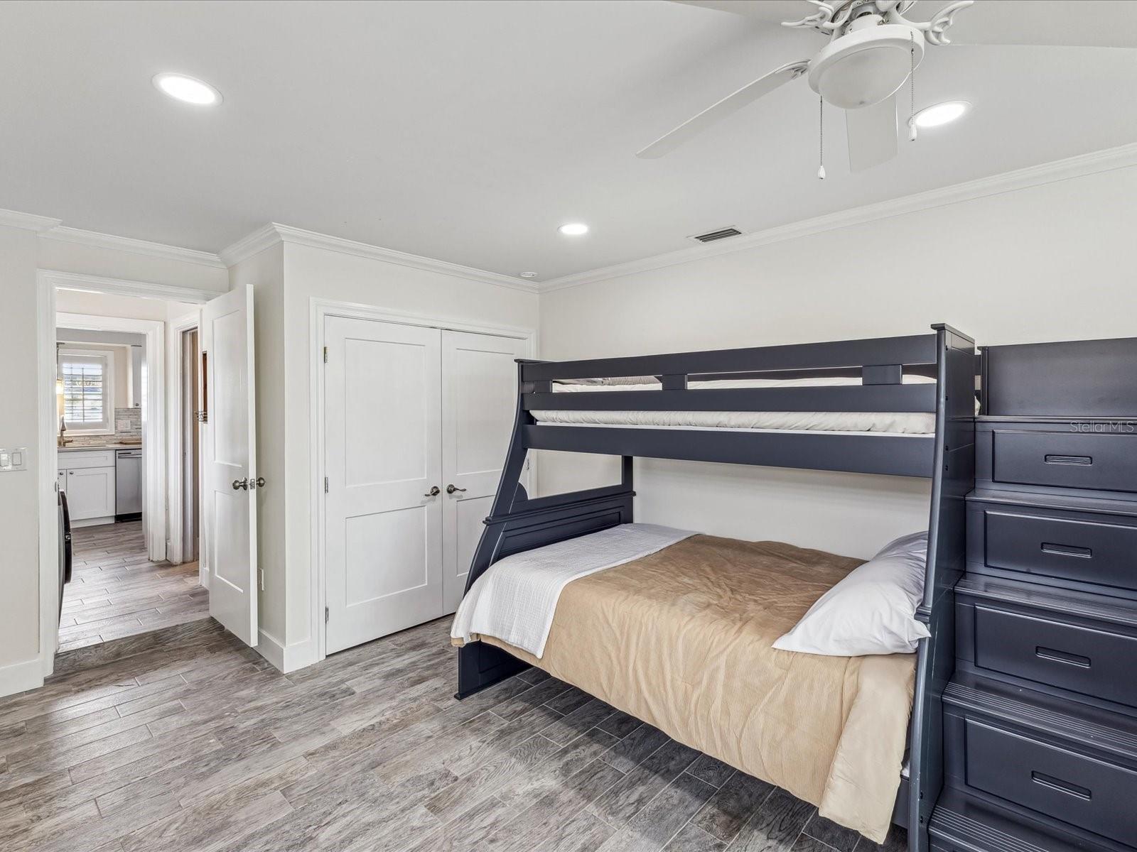 Listing photo id 21 for 464 20th Avenue