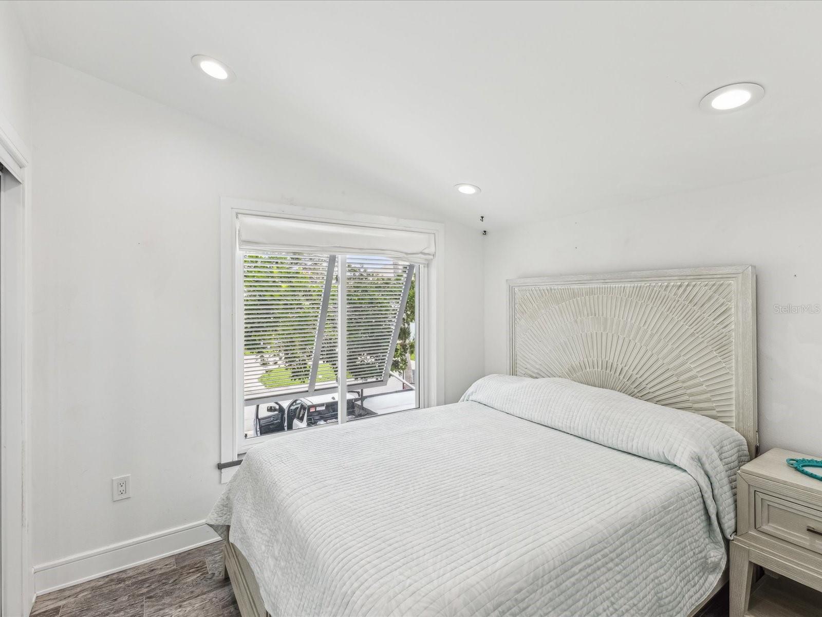 Listing photo id 40 for 464 20th Avenue