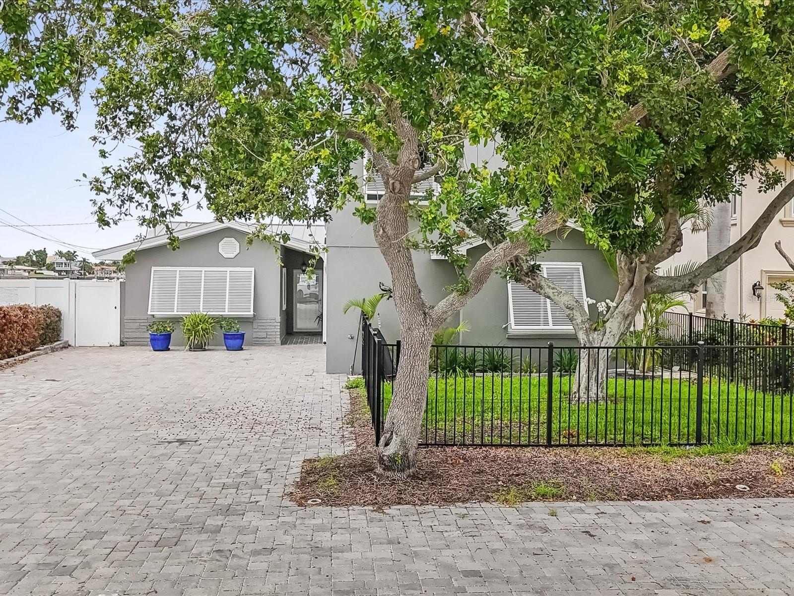 Listing photo id 46 for 464 20th Avenue