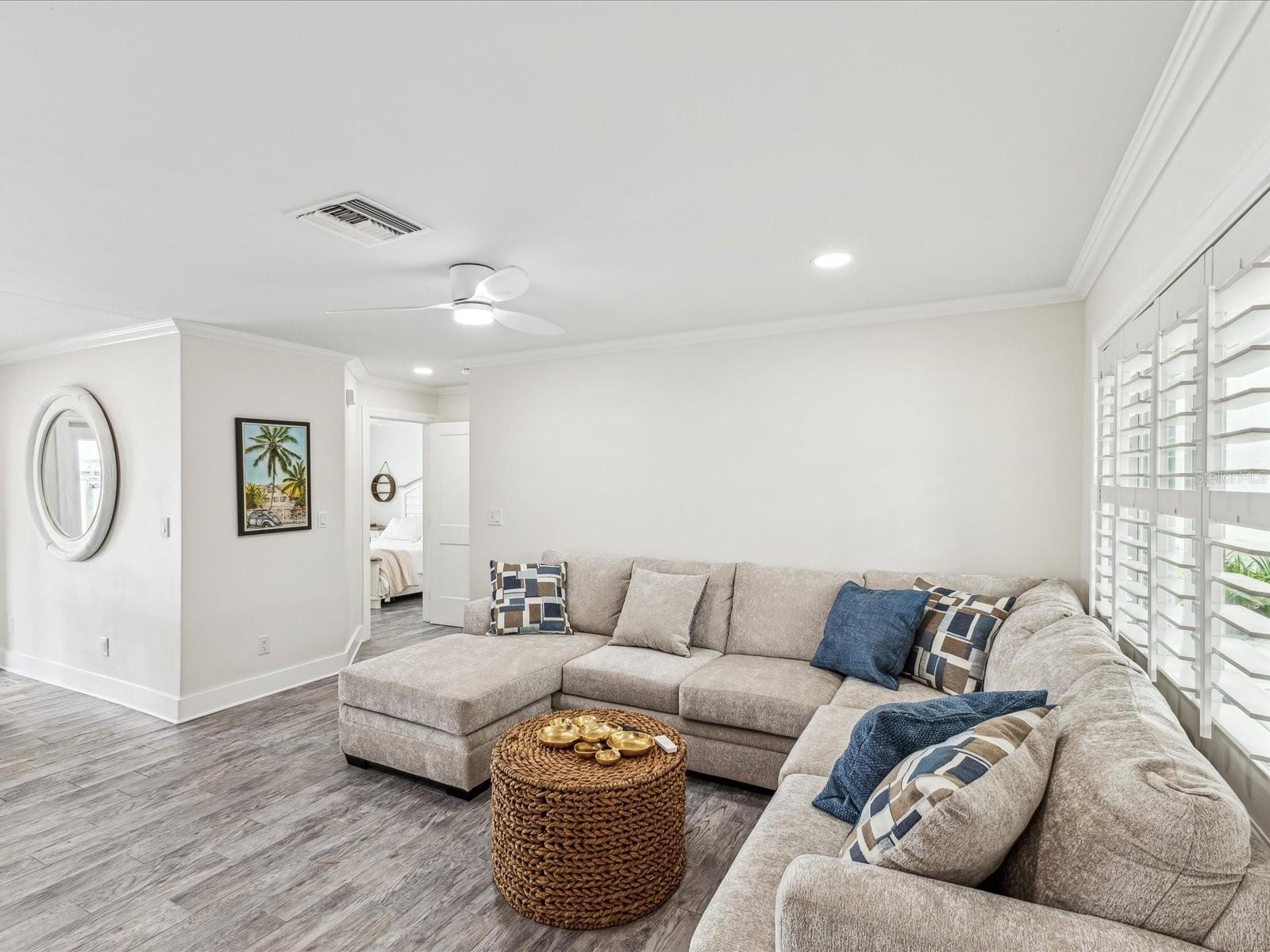 Listing photo id 3 for 464 20th Avenue