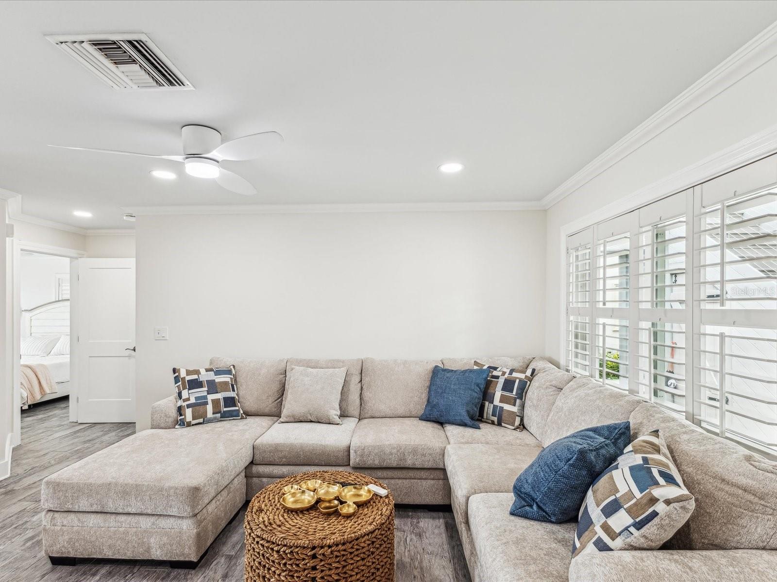 Listing photo id 6 for 464 20th Avenue