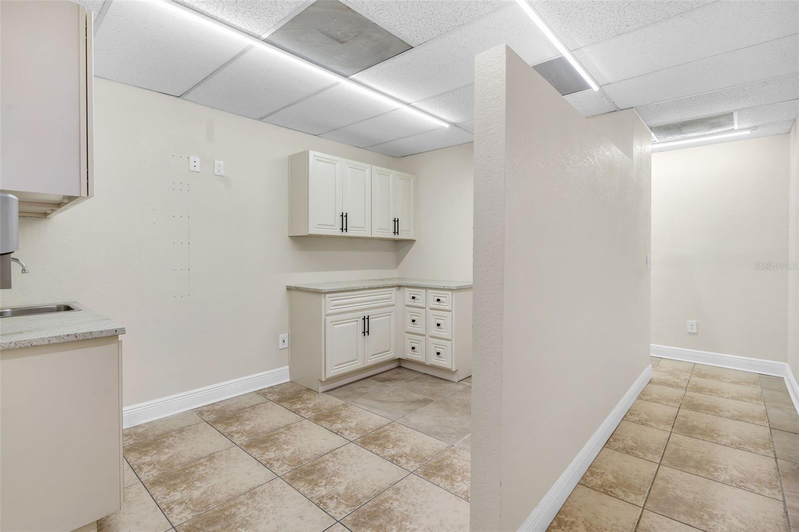 Listing photo id 8 for 4109 Armenia Avenue B