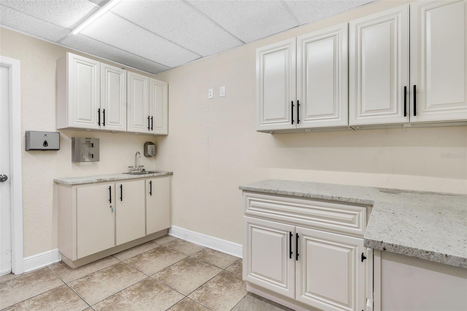 Listing photo id 9 for 4109 Armenia Avenue B