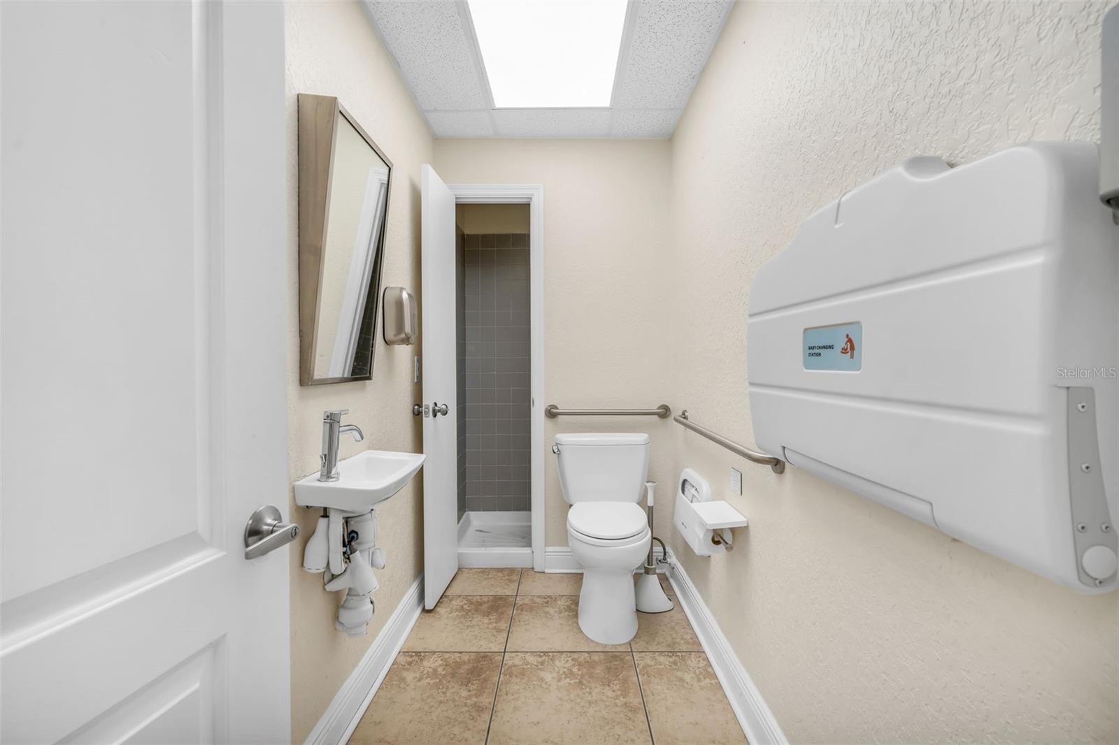 Listing photo id 12 for 4109 Armenia Avenue B