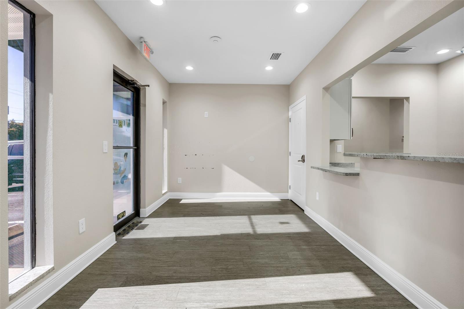 Listing photo id 13 for 4109 Armenia Avenue B