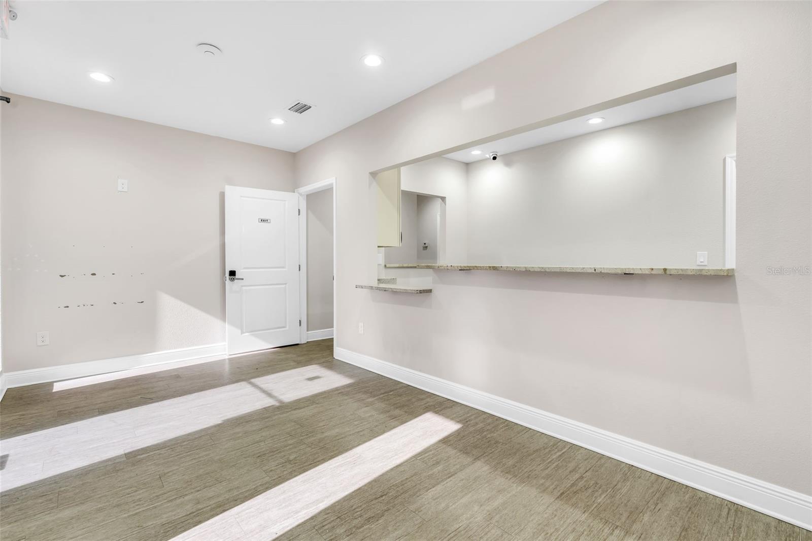 Listing photo id 14 for 4109 Armenia Avenue B