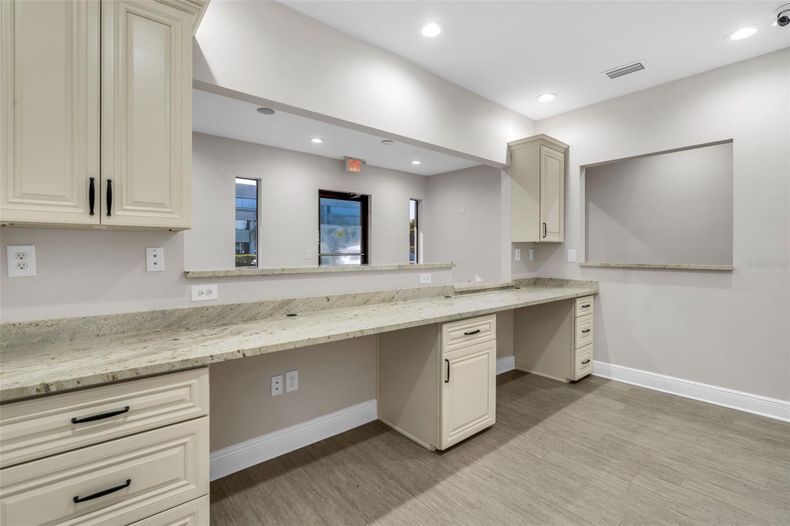 Listing photo id 15 for 4109 Armenia Avenue B