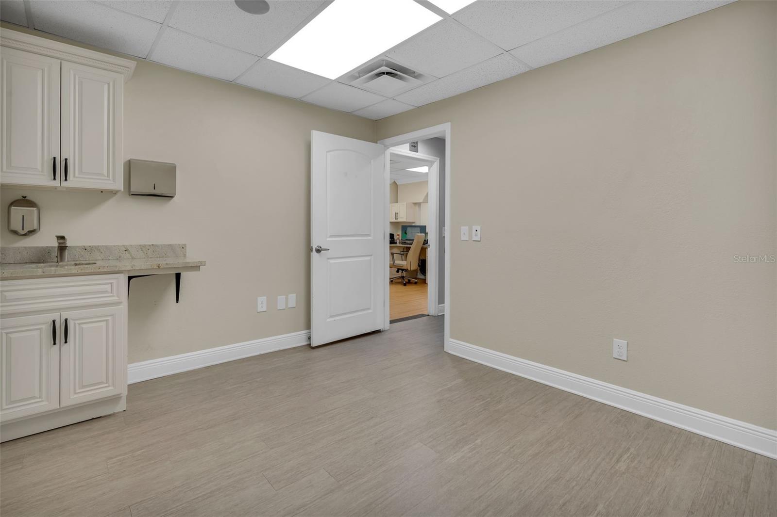 Listing photo id 17 for 4109 Armenia Avenue B