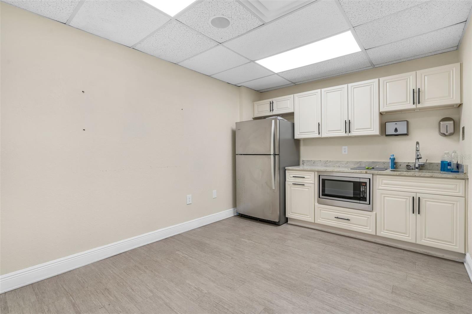 Listing photo id 18 for 4109 Armenia Avenue B