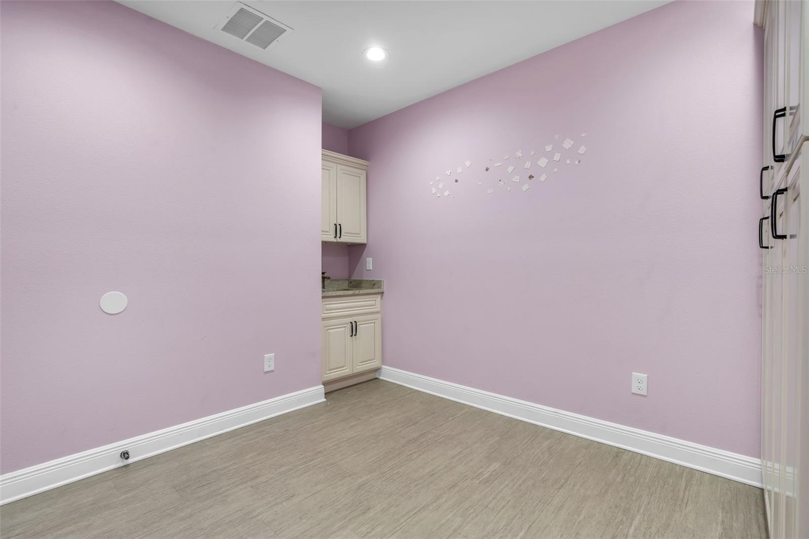 Listing photo id 21 for 4109 Armenia Avenue B