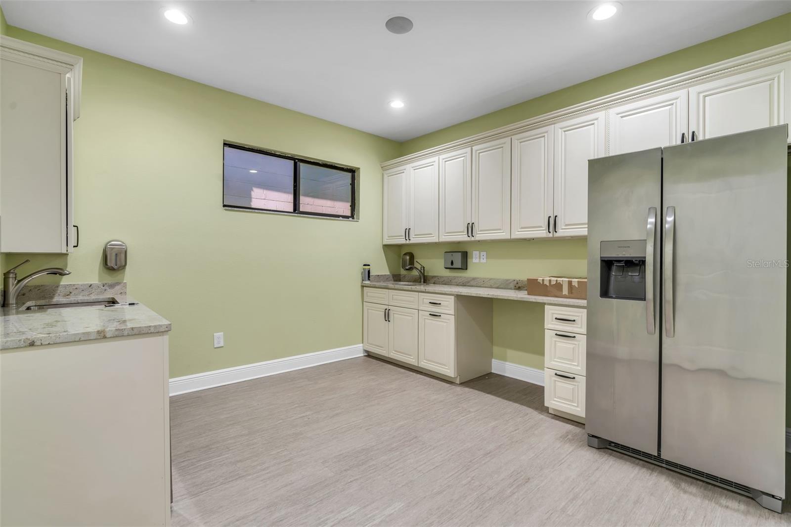 Listing photo id 23 for 4109 Armenia Avenue B